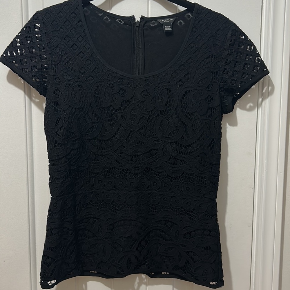 Ann Taylor Petite Black Lace Crochet short sleeve top fully lined w back zip